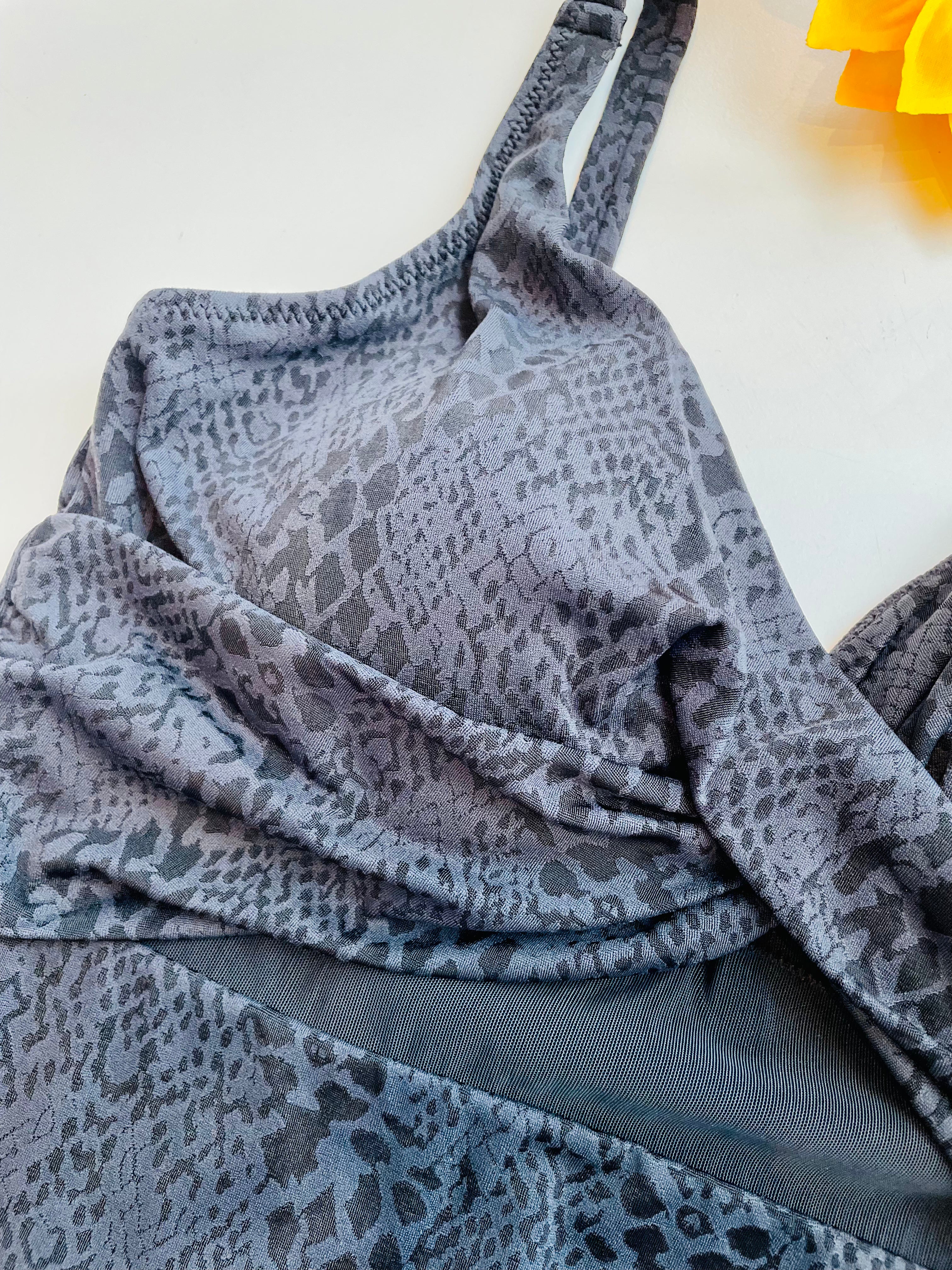 Costume intero nero a incrocio